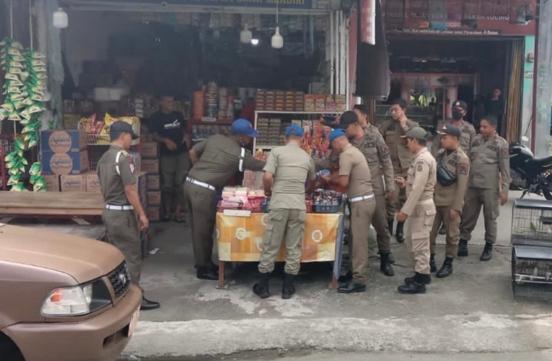 Ratusan Petasan Milik Pedagang di Aceh Barat Diamankan Satpol PP