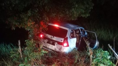Diduga Sopir Mengantuk, Avanza Hantam Rumah di Aceh Barat