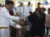  Pj Bupati Azwardi turut menyerahkan santunan kepada anak yatim saat safari ramadhan di Masjid Darul Jadid Dusun Blang Ranto kecamatan Sawang (foto/ist)