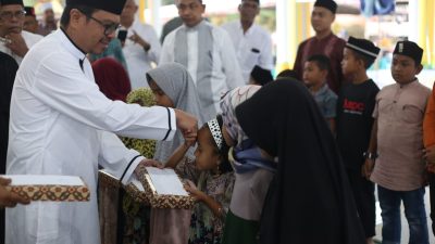  Pj Bupati Azwardi turut menyerahkan santunan kepada anak yatim saat safari ramadhan di Masjid Darul Jadid Dusun Blang Ranto kecamatan Sawang (foto/ist)