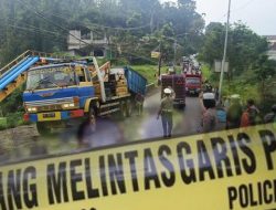 Tak Kuat di Tanjakan, Truk Pengangkut Gula Terjun Ke Jurang