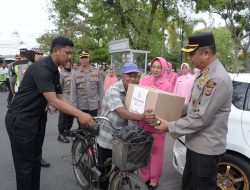 Polres Langsa Bersama Bhayangkari Berbagi Takjil dan Paket Sembako