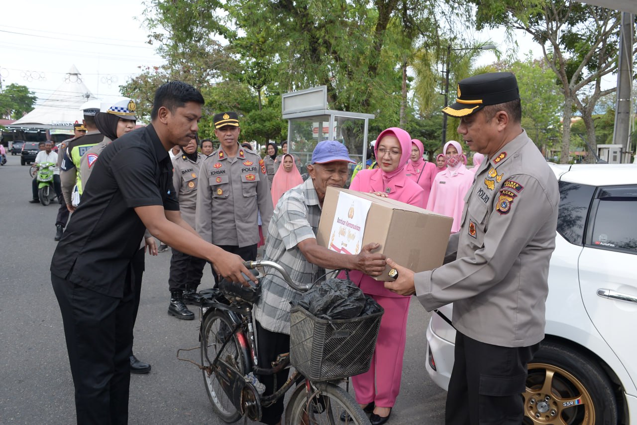 Polres Langsa Bersama Bhayangkari Berbagi Takjil dan Paket Sembako