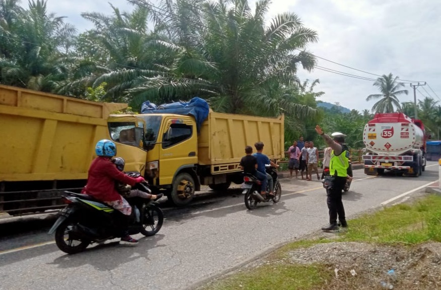 Hilang Kendali, Truk Pengangkut Biji Besi di Abdya Laga Kambing