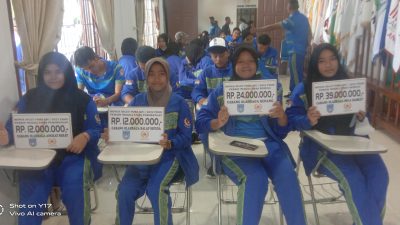 Koni Kota Langsa Serahkan Bonus Atlet PORA XIV Pidie