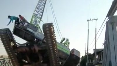 Alat Berat Crane Terjungkal di Jembatan Kuala Langsa, Supir Alami Luka-luka