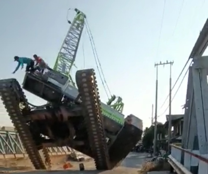 Alat Berat Crane Terjungkal di Jembatan Kuala Langsa, Supir Alami Luka-luka