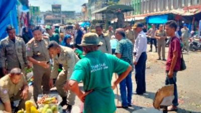 Satpol PP Abdya Bongkar Paksa Lapak PKL, Banyak Dagangan Rusak