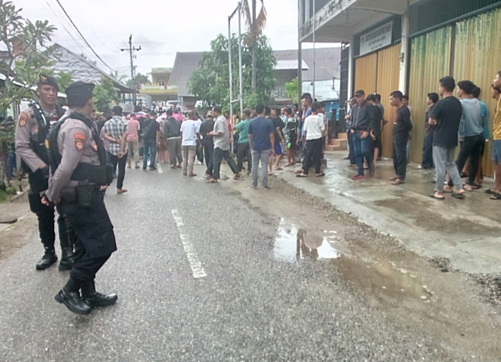 Arogan dan Tak Transparan Terkait DD, Kantor Keuchik Gampong Pawoh Didemo Warga