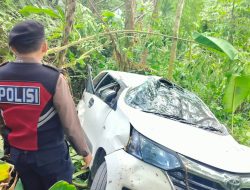 Satu Avanza Jatuh ke Jurang Sedalam 15 Meter di Gunung Salak