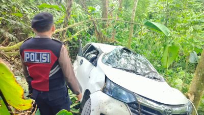 Satu Avanza Jatuh ke Jurang Sedalam 15 Meter di Gunung Salak