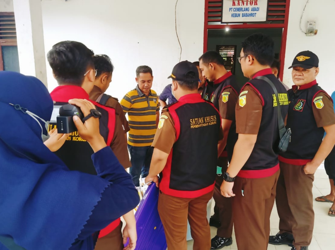 Tim Penyidik Kajari Abdya Geledah Kantor PT. CA di Babahrot Terkait Korupsi Rp 10 Triliun