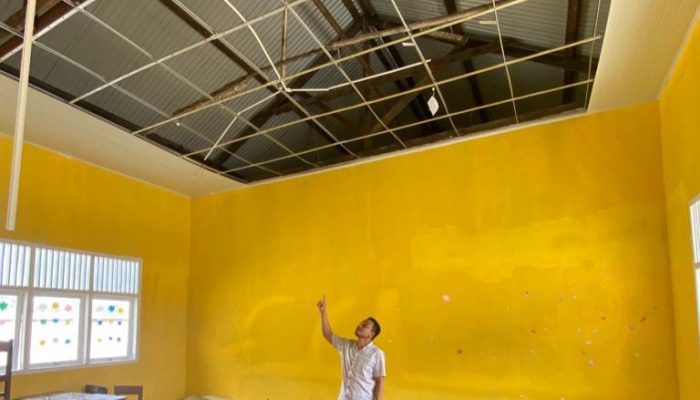 Baru Selesai Dikerjakan Plafon SDN 8 Tangan-tangan Abdya Ambruk