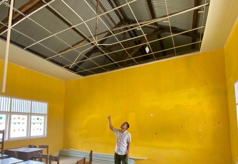 Baru Selesai Dikerjakan Plafon SDN 8 Tangan-tangan Abdya Ambruk