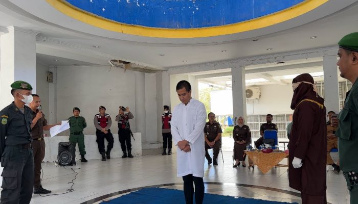 Kejari Banda Aceh Cambuk 6 orang Pelanggar Syariat Islam