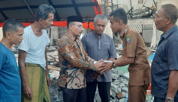Berkunjung ke Abdya, Haji Uma Salurkan Bantuan Untuk Korban Kebakaran