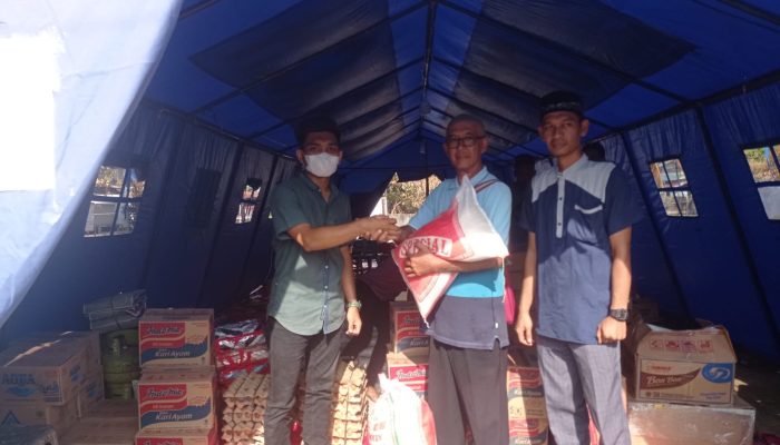 Aminullah Usman Serahkan Bantuan untuk Korban Kebakaran di Lhokseumawe