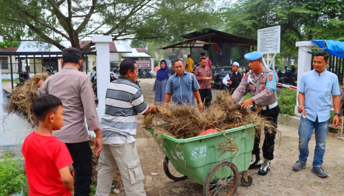 Bersih Sampah Serentak, Polres Aceh Tamiang Gotong Royong Bersama Masyarakat