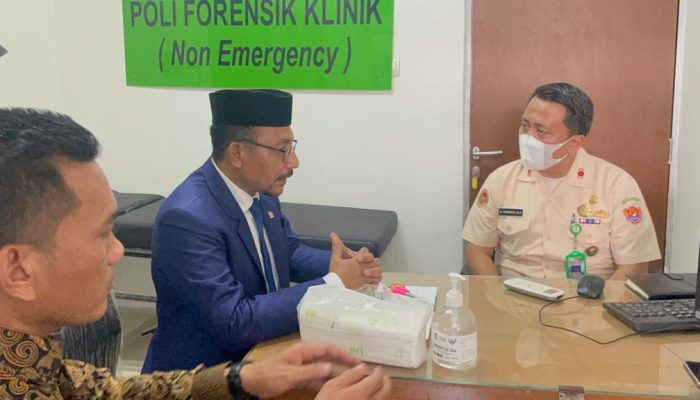 Haji Uma Datangi RSPAD Pertanyakan Hasil Otopsi Imam Masykur