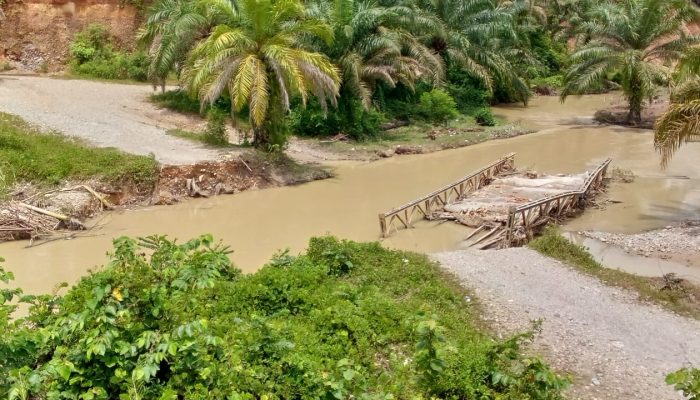 Jembatan Penghubung Kampong di Kecamatan Simpang Kiri Terputus