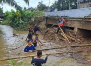 Usai Banjir Warga Berjuang Bersihkan Sampah dan Lumpur