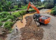 Tanggul Sungai Gampong Alu Pisang Terkikis Air, Akses Jalan Warga Terancam Putus