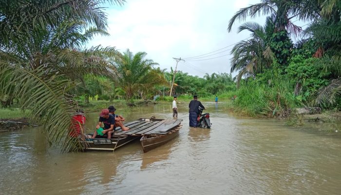Banjir di Rundeng, Ada Jasa Rakit, Segini Tarifnya