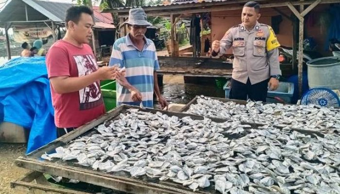 Anggota Polsek Peureulak Imbau Pembuat Ikan Asin Tidak Gunakan Bahan Kimia