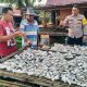 Anggota Polsek Peureulak Imbau Pembuat Ikan Asin Tidak Gunakan Bahan Kimia