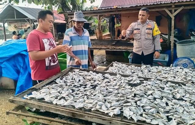 Anggota Polsek Peureulak Imbau Pembuat Ikan Asin Tidak Gunakan Bahan Kimia