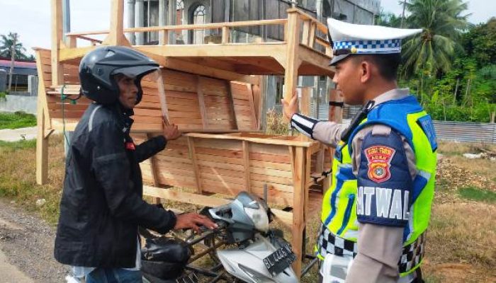 Anggota Satlantas Polres Aceh Timur Beri Teguran Kepada Pengendara Becak Motor