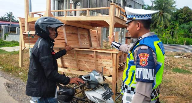 Anggota Satlantas Polres Aceh Timur Beri Teguran Kepada Pengendara Becak Motor
