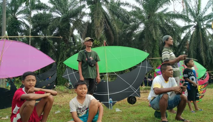 Menarik! Warga Desa Eks Transmigrasi di Subulussalam Adakan Kopdar Layangan