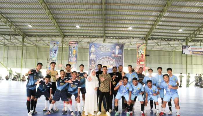 Junaidi SE Lakukan Tendangan Pertama Turnamen Futsal Pemuda Peureulak Raya
