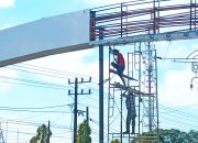 Bahaya! Pekerja Gapura di Subulussalam Tanpa Memakai APD K3