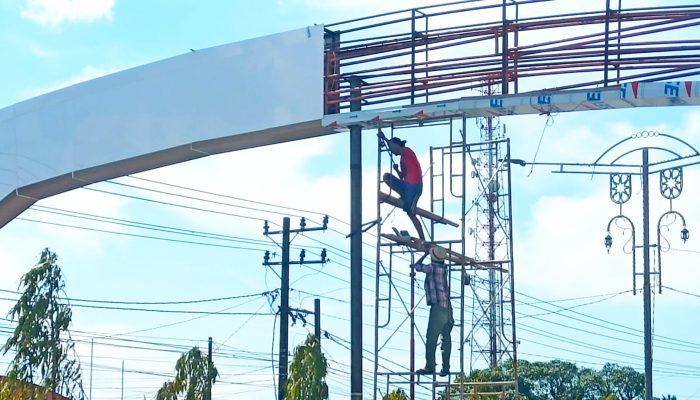 Bahaya! Pekerja Gapura di Subulussalam Tanpa Memakai APD K3
