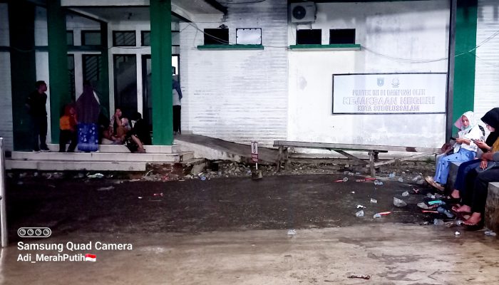 Gaji Belum di Bayar Tenaga Penunjang Mogok Sampah Berserakan