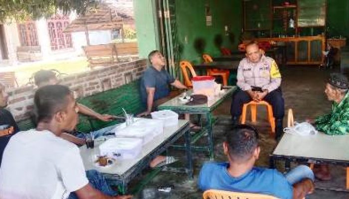 Jaga Kondusifitas Wilayah Jelang Pemilu, Bhabinkamtibmas Polsek Madat Polres Aceh Timur Ngobrol Kamtibmas Dengan Warga