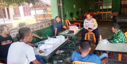 Jaga Kondusifitas Wilayah Jelang Pemilu, Bhabinkamtibmas Polsek Madat Polres Aceh Timur Ngobrol Kamtibmas Dengan Warga