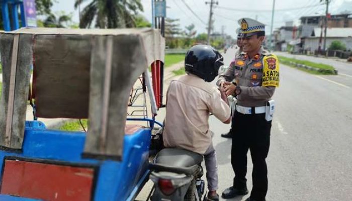 Jumat Berkah, Satlantas Polres Aceh Timur Berbagi Nasi Kotak Kepada Pengguna Jalan
