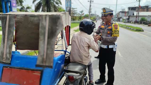 Jumat Berkah, Satlantas Polres Aceh Timur Berbagi Nasi Kotak Kepada Pengguna Jalan