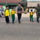 Kekompakan Bhabinkamtibmas Polsek Peureulak dan Babinsa Saat Memberi Pelayanan Kepada Anak Sekolah