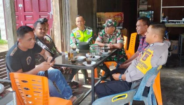 Meningkatkan Kedekatan Dengan Masyarakat, Bhabinkamtibmas Polsek Peureulak dan Babinsa 04 Sambang Warga