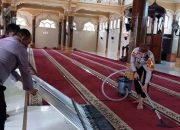 Kapolsek Pantee Bidari Pimpin Personil Bersih Masjid Baiturrahim