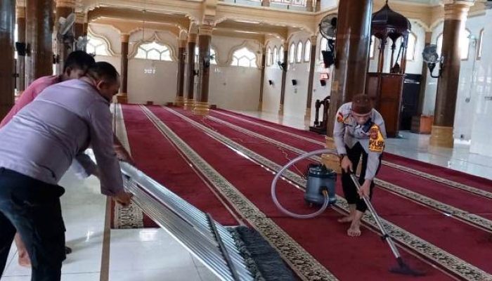 Kapolsek Pantee Bidari Pimpin Personil Bersih Masjid Baiturrahim