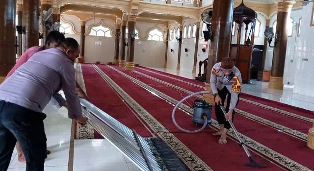 Kapolsek Pantee Bidari Pimpin Personil Bersih Masjid Baiturrahim