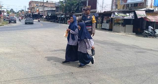 Bhabinkamtibmas Polsek Pantee Bidari Beri Pelayanan Dipagi Hari