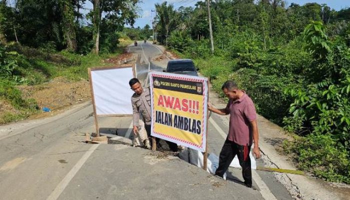 Ruas Jalan Amblas, Bhabinkamtibmas Polsek Ranto Peureulak Polres Aceh Timur Pasang Rambu
