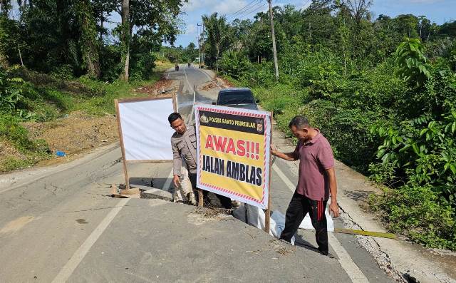 Ruas Jalan Amblas, Bhabinkamtibmas Polsek Ranto Peureulak Polres Aceh Timur Pasang Rambu
