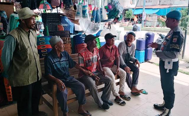 Sambangi Pangkalan Ojek, Ini Yang Disampaikan Polisi RW Polsek Peureulak Polres Aceh Timur